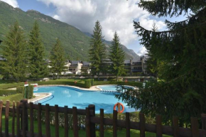 Acogedor apartamento de montaña con jardín y piscina